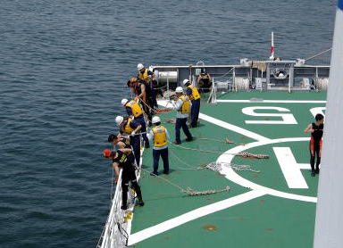 訓練の設定をする潜水士